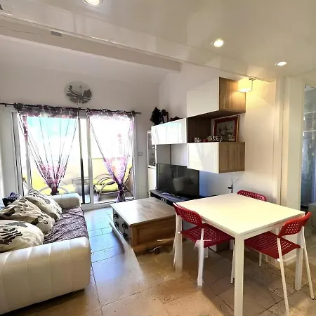 Apartment Beach Side, 2 Bedrooms, Wifi, Air Conditioning, Parking *